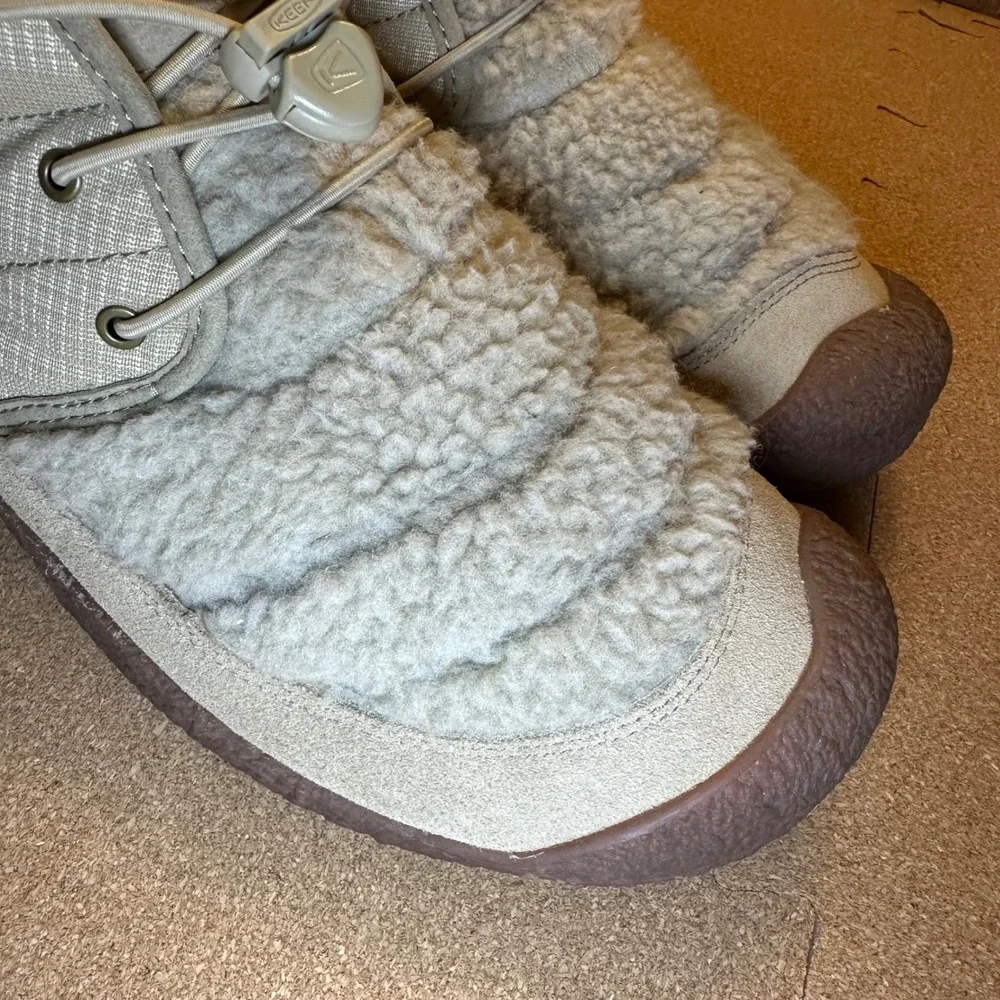 Keen‎ Howser II Mid Beige Faux Fur Bungee Lace Ankle Boots Womens 10 1023819